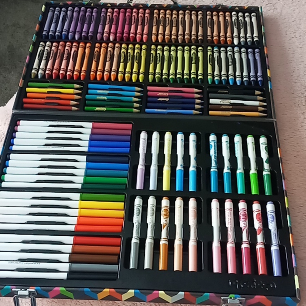 CRAYOLA ART SUITCASE